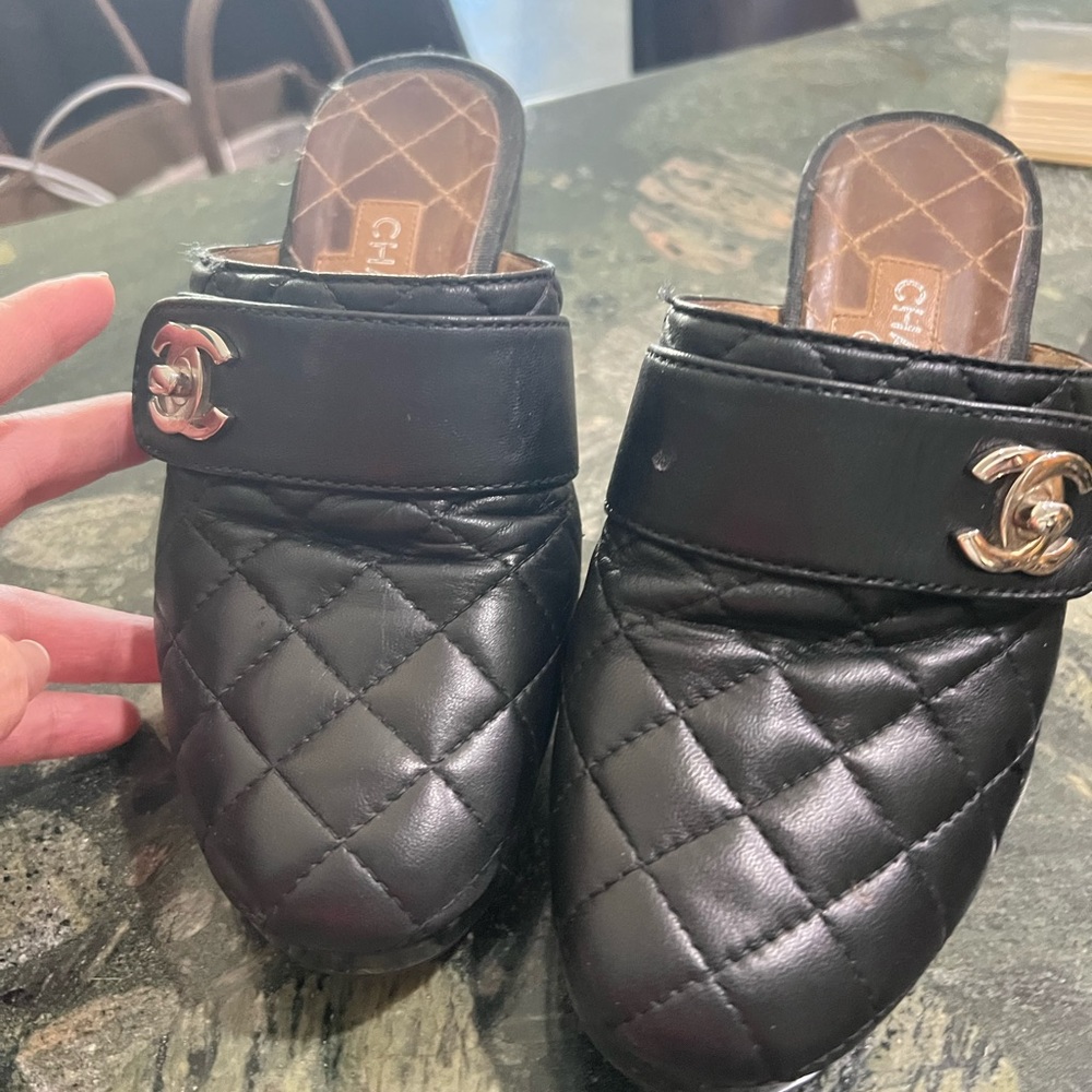 Lambskin Quilted CC Turn Lock
Clogs 37 Black come with box and dust bag